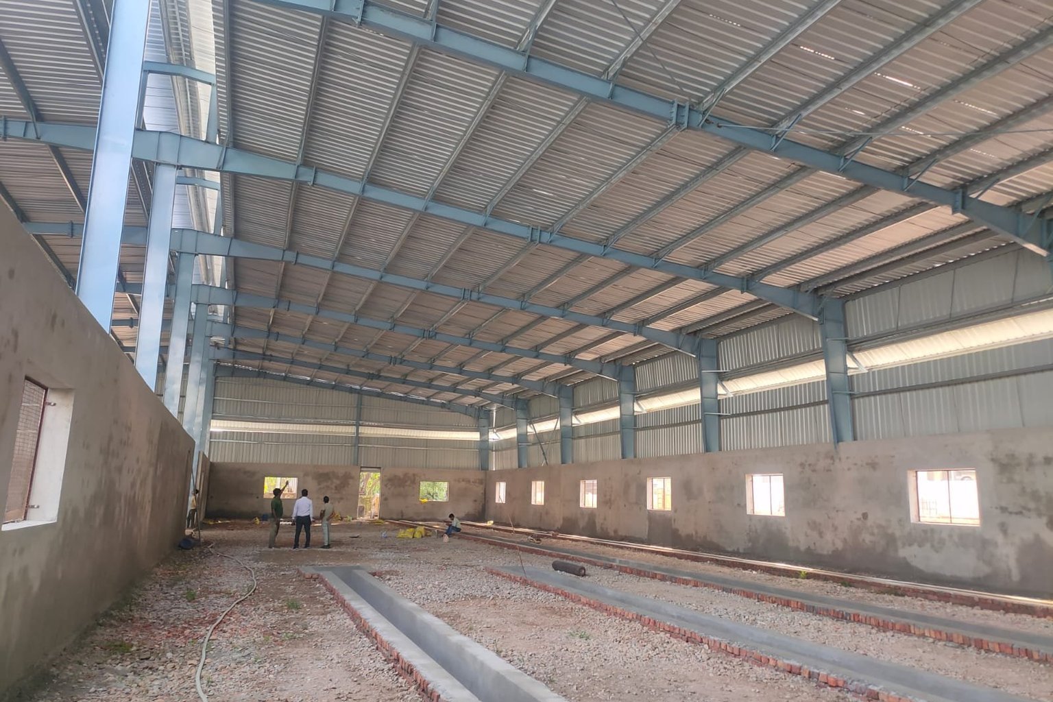 Large column-free PEB hall by Mahawar Prefab Solutions